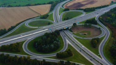 Almanya, Hausen 'deki otoyol kavşağının havadan görüntüsü. Yazın güneşli bir öğleden sonra.
