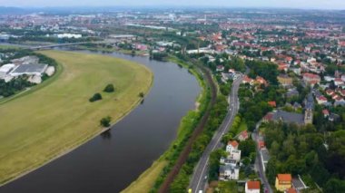 Doğu Almanya 'da Dresden şehrinin havadan görünüşü yazın bulutlu bir günde.