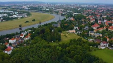 Doğu Almanya 'da Dresden şehrinin havadan görünüşü yazın bulutlu bir günde.