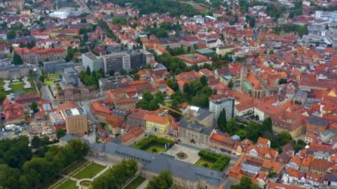 Almanya 'nın Bavyera kentindeki Bayreuth kentinin havadan görünüşü yazın bulutlu bir günde. 