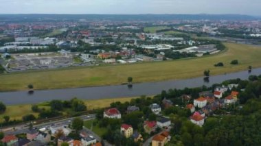 Doğu Almanya 'da Dresden şehrinin havadan görünüşü yazın bulutlu bir günde.