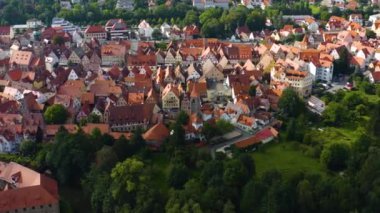 Yazın bulutlu bir günde Almanya 'nın Bavyera kentindeki Lauf an der Pegnitz kentinin hava manzarası.
