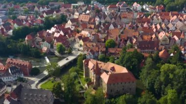 Yazın bulutlu bir günde Almanya 'nın Bavyera kentindeki Lauf an der Pegnitz kentinin hava manzarası.