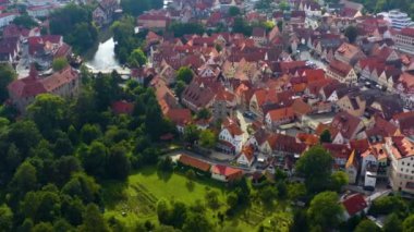 Yazın bulutlu bir günde Almanya 'nın Bavyera kentindeki Lauf an der Pegnitz kentinin hava manzarası.