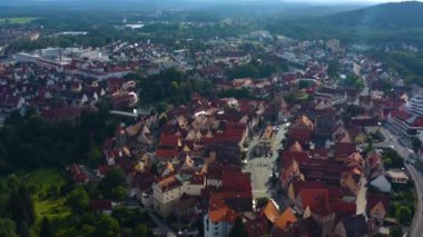 Yazın bulutlu bir günde Almanya 'nın Bavyera kentindeki Lauf an der Pegnitz kentinin hava manzarası.