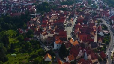 Yazın bulutlu bir günde Almanya 'nın Bavyera kentindeki Lauf an der Pegnitz kentinin hava manzarası.
