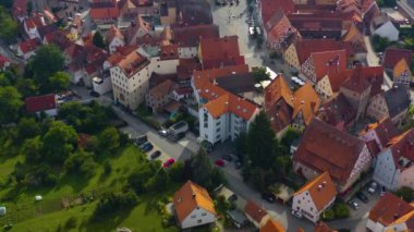 Yazın bulutlu bir günde Almanya 'nın Bavyera kentindeki Lauf an der Pegnitz kentinin hava manzarası.