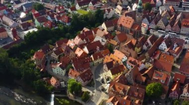 Yazın bulutlu bir günde Almanya 'nın Bavyera kentindeki Lauf an der Pegnitz kentinin hava manzarası.