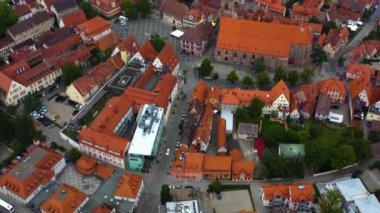 Almanya 'da Schwabach şehrinin Bavyera' daki hava manzarası yazın bulutlu bir günde. 