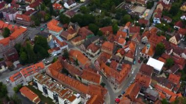 Almanya 'da Schwabach şehrinin Bavyera' daki hava manzarası yazın bulutlu bir günde. 