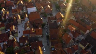 Almanya 'daki Feuchtwangen şehrinin havadan görünüşü, Bavyera Yazın güneşli bir öğleden sonra. 