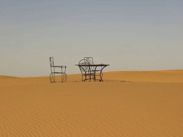 Sahra Çölü 'ndeki demir mobilyalar.