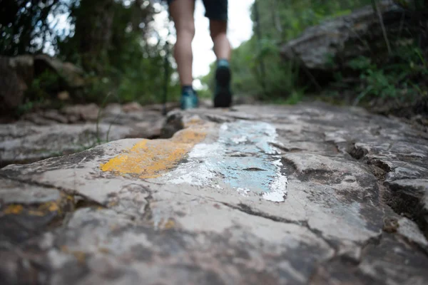 Kız yürürken dağ izleri.