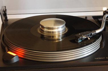 retro turntable ve LP kaydı.