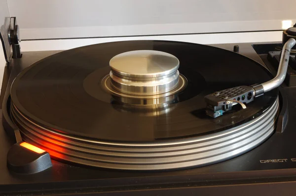 retro turntable ve LP kaydı.