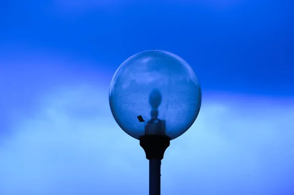 Mavi arka planda açık hava ışıkları.