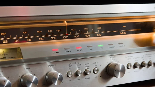 Eski gümüş radyo alıcısı.