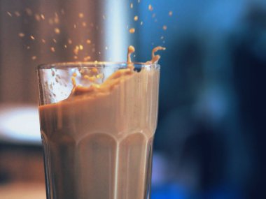 Büyük bardakta büyük buzlu kahve.