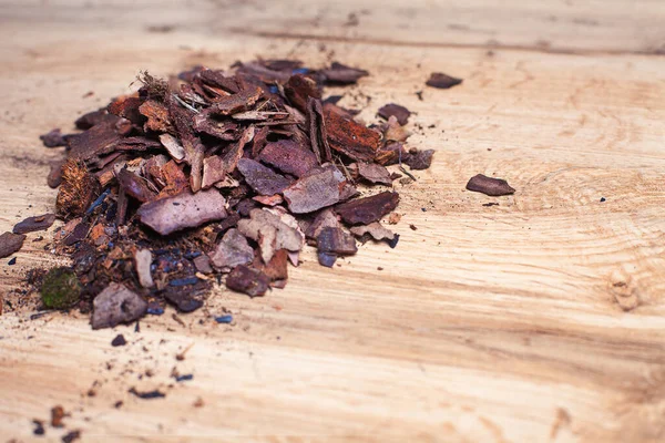 Diğer bitkilerin orkidelerini nakletmek için kuru çam kabuğu. Orkideler için substrat. Malç için toprak. Evde orkide nakli. Ev bitkisi nakli için hazırlanıyor..