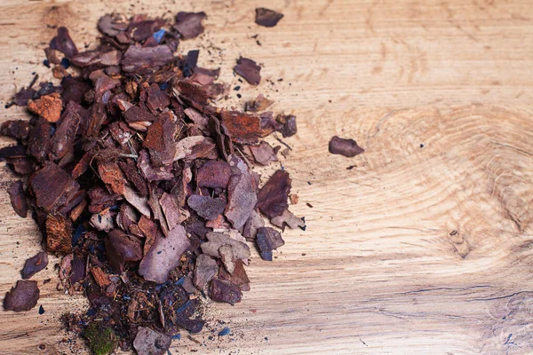 Diğer bitkilerin orkidelerini nakletmek için kuru çam kabuğu. Orkideler için substrat. Malç için toprak. Evde orkide nakli. Ev bitkisi nakli için hazırlanıyor..