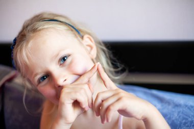 6-7 yaşlarında güzel bir kız ilk süt dişini kaybetti. Birincil diş kaybı, kalıcı dişlerin değiştirilmesi. Çocuk dişçiliği. Güzel çocuk dişleri