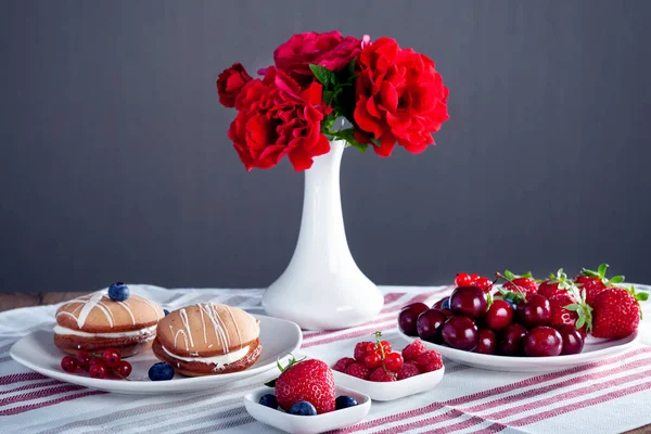 Kahvaltı için şekerler, sevdiğin kadın için kahvaltı, tatlılar, meyveler ve bir bardak süt. Sabah hayat devam ediyor