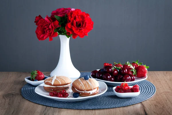 Kahvaltı için şekerler, sevdiğin kadın için kahvaltı, tatlılar, meyveler ve bir bardak süt. Sabah hayat devam ediyor