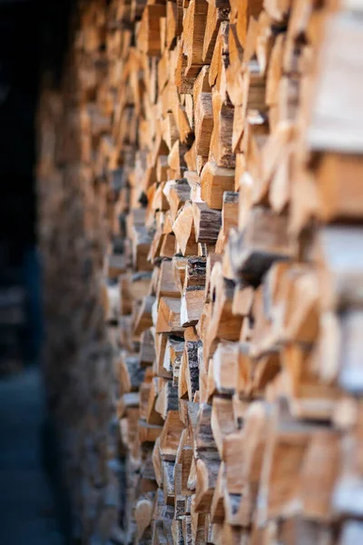 Kütüklerde yakacak odun, büyük küçük doğranmış dallar. Kırık odun depoda. Banyo ve şömine için odun topladım. Yakacak odunların arka planı. Şömine için doğal yakıt ve ısıtma, barbekü, barbekü, barbekü ve et.