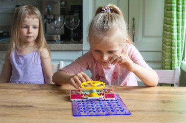 Çocuklar mutfakta elektriksel bilişsel bilimsel deneyler yapıyorlar. Evin elektronik projesiymiş. Evde yaratıcı çalışmalar, bilimsel deneyler yapıyoruz.