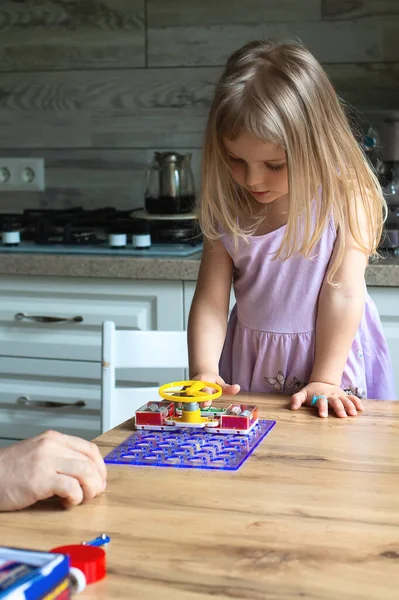 Çocuklar mutfakta elektriksel bilişsel bilimsel deneyler yapıyorlar. Evin elektronik projesiymiş. Evde yaratıcı çalışmalar, bilimsel deneyler yapıyoruz.