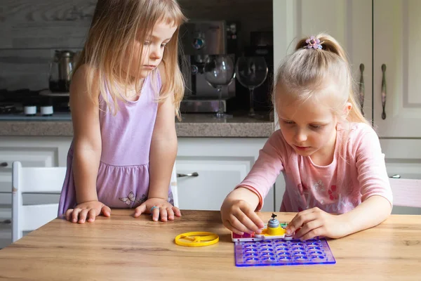 Çocuklar mutfakta elektriksel bilişsel bilimsel deneyler yapıyorlar. Evin elektronik projesiymiş. Evde yaratıcı çalışmalar, bilimsel deneyler yapıyoruz.