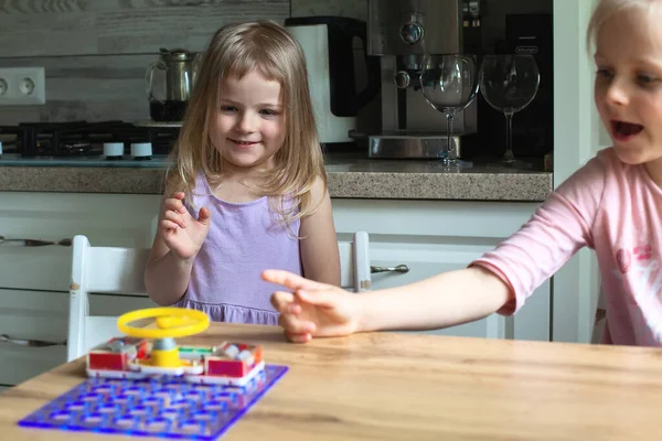 Çocuklar mutfakta elektriksel bilişsel bilimsel deneyler yapıyorlar. Evin elektronik projesiymiş. Evde yaratıcı çalışmalar, bilimsel deneyler yapıyoruz.
