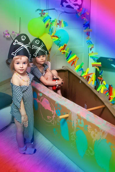 Due Simpatici Bambini Giocano Costume Pirata Una Nave Cartone Marino — Foto Stock