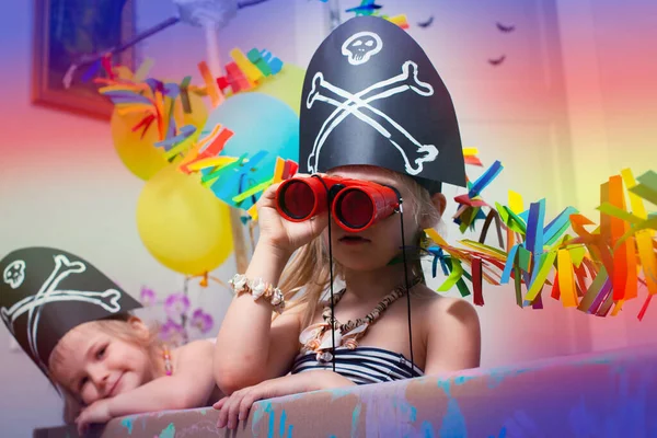 Deux Enfants Drôles Jouent Costumes Pirate Dans Bateau Mer Carton Images De Stock Libres De Droits