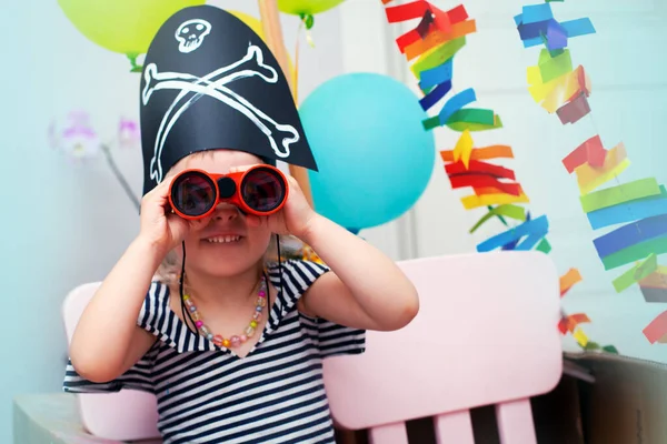Petit Enfant Joyeux Dans Costume Pirate Joue Maison Sur Bateau Image En Vente