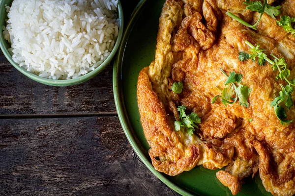 Tahta masadaki bir tabakta omlet.