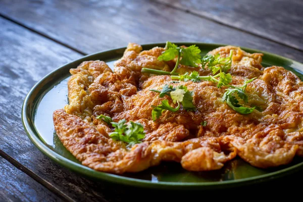 Tahta masadaki bir tabakta omlet..