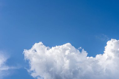 Bulutlu mavi gökyüzü soyut arkaplan, küçük bulutlu mavi gökyüzü arkaplan, küçük bulutlu mavi gökyüzü.