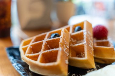 Bal şuruplu leziz waffle 'lar ve kafede taze meyveler.