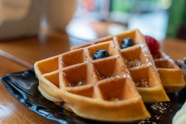 Bal şuruplu leziz waffle 'lar ve kafede taze meyveler.