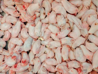 Yerel markette taze çiğ tavuk kanadı parçaları. Yemek pişirmek için kullanılır.