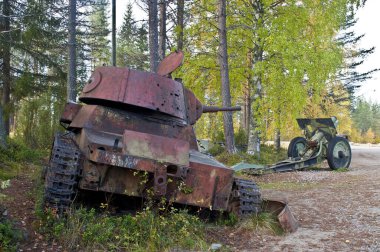 Suomussalmi, Finlandiya yakınlarındaki Kış Savaşı 'ndan kalma bir tank enkazı..