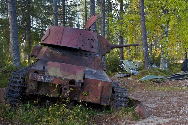 Suomussalmi, Finlandiya yakınlarındaki Kış Savaşı 'ndan kalma bir tank enkazı..