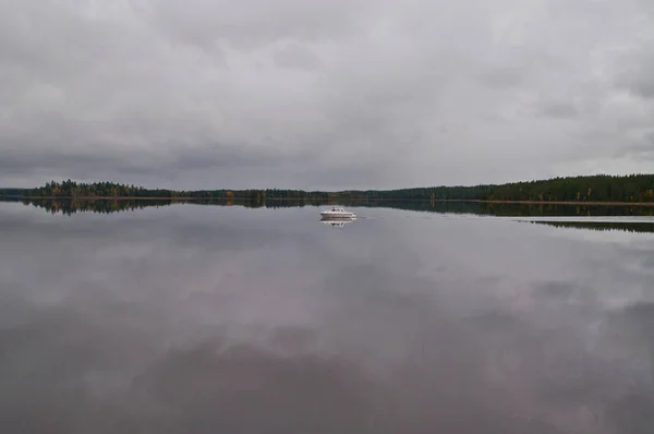 Finlandiya Nın Kuhmo Şehrinde Gölde Bir Tekne — Stok fotoğraf