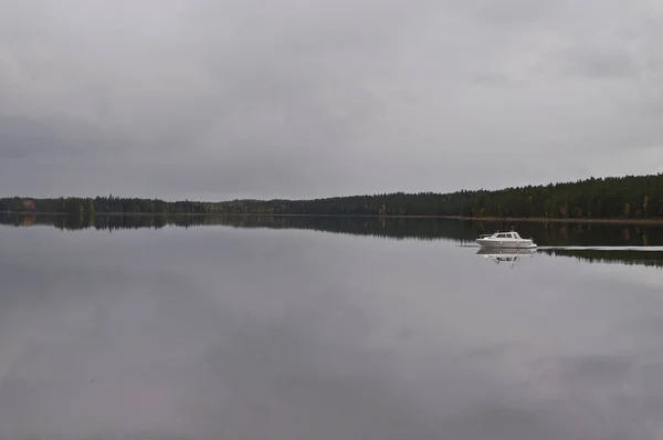 Μια Βάρκα Μια Λίμνη Στην Πόλη Kuhmo Φινλανδία — Φωτογραφία Αρχείου