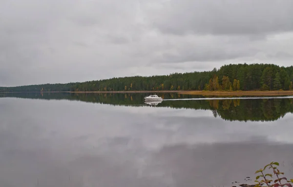 Finlandiya Nın Kuhmo Şehrinde Gölde Bir Tekne — Stok fotoğraf