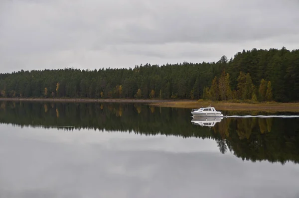 Egy Hajó Egy Tavon Kuhmo Városában Finnországban — Stock Fotó