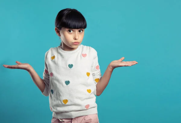 Mavi arka planda merak eden kız.