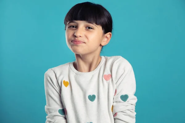 Mavi arka planda komik kafalı bir kız.