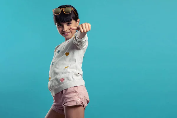 Mavi arka planda gülümseyen güzel kız.